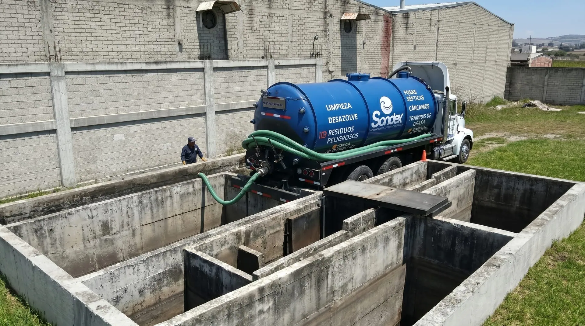 Pipa vaciando residuo en dique